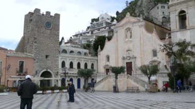 İnsanlar İtalya 'nın Taormina meydanında yürüyorlar.