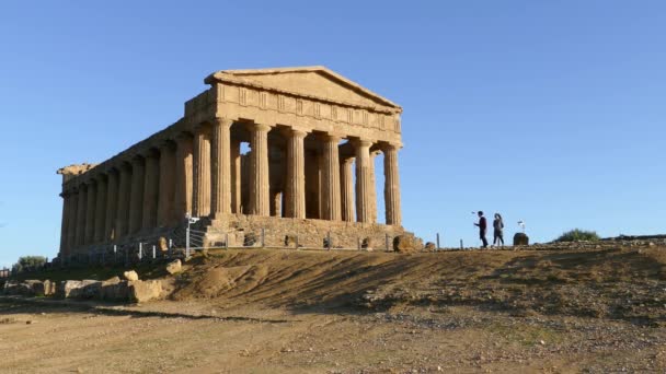 在意大利阿格里根托一座公元前5世纪的希腊神庙 朱诺神庙中漫步的游客 — 图库视频影像