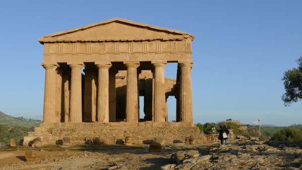 Turister Promenader Runt Templet Juno Talet Grekiskt Tempel Agrigento Italien — Stockvideo