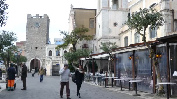Mensen Wandelen Het Oude Centrum Van Taormina Italië — Stockvideo