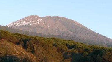Vezüv Dağı İtalya, Campania 'daki Napoli Körfezi üzerinde bir somma-stratovolcano.