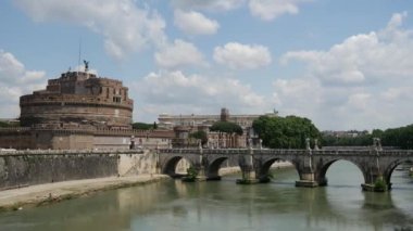 Roma 'daki Castel Sant Angelo, Ponte Sant Angelo ve Fiume Tevere nehri.