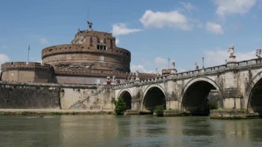 Roma 'daki Castel Sant Angelo, Ponte Sant Angelo ve Fiume Tevere nehri.