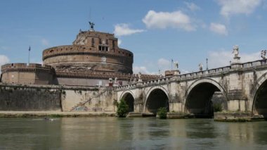 Roma 'daki Castel Sant Angelo, Ponte Sant Angelo ve Fiume Tevere nehri.