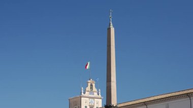 Quirinal Sarayı 'nın önündeki Obelisk İtalya Cumhuriyeti Başkanı' nın Roma 'daki şu anki resmi ikametgahı.