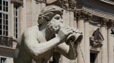 Roma 'daki Navona Meydanı' ndaki çeşmenin orada.