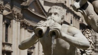 Roma 'daki Navona Meydanı' ndaki çeşmenin orada.