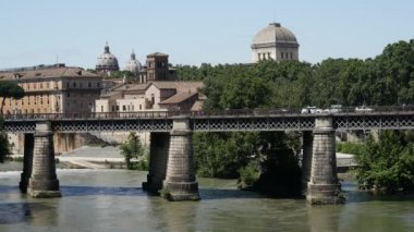 Ponte Palatino ve İtalya 'daki Fiume Tevere nehri.