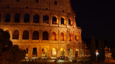 Akşamları Roma 'daki Colosseum' un önünde İtalya 'daki insanlar.