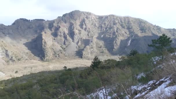 イタリアのカンパニア州のナポリ湾にあるソンマ ストラト火山Vesuvius山の上の雪からパン — ストック動画