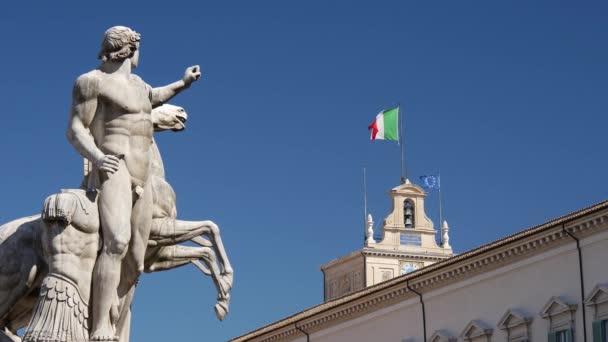 像とイタリアの旗を持つクイリナーレ宮殿 — ストック動画