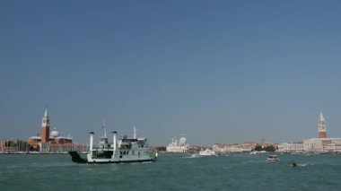 Bacino S. Marco kanalı Venedik İtalya 'da tekne ve feribot ile.