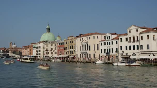 이탈리아 베네치아 운하의 데에서 배에서 시간이 흐르다 — 비디오