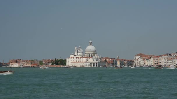 在意大利威尼斯有水上出租车的Bacino Marco运河 — 图库视频影像