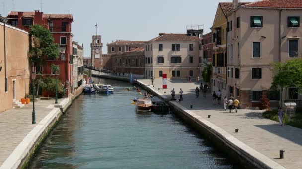 ヴェネツィアの運河でカヌーイタリア — ストック動画