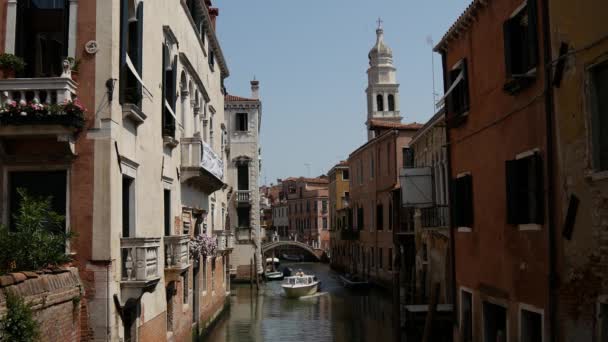 ヴェネツィアのリオ プレタ運河の水上タクシーイタリア — ストック動画