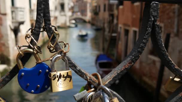 Liebesschlösser Der Brücke Von Campiello Drio Pieta Venedig Italien — Stockvideo