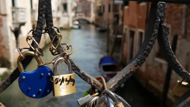 意大利威尼斯Campiello Drio Pieta桥上的爱情锁从尖锐到模糊 — 图库视频影像