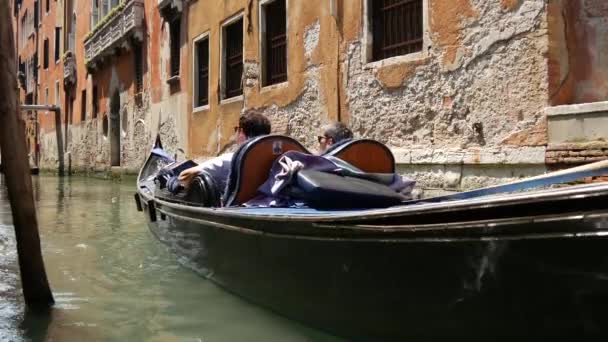 Ângulo Baixo Uma Gôndola Passando Canal Veneza Itália — Vídeo de Stock