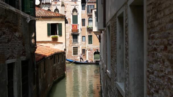意大利威尼斯一条运河中的贡多拉 — 图库视频影像