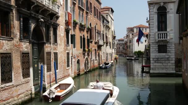Watertaxi Een Kanaal Venetië Italië — Stockvideo