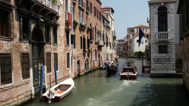 Watertaxi Langs Een Gondel Venetië Italië — Stockvideo