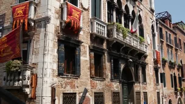 Пан Венецианского Флага Гондолы Канале Венеции Италия — стоковое видео