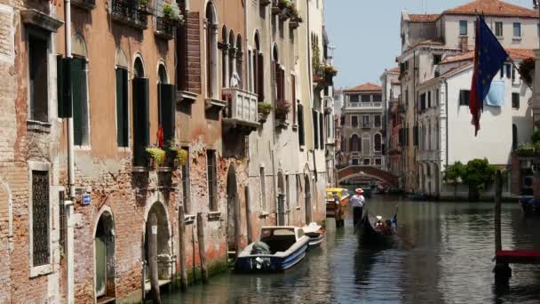 Gondola Κανάλι Και Ευρωπαϊκή Σημαία Στη Βενετία Ιταλία — Αρχείο Βίντεο