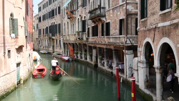 Gondel Een Kanaal Venetiaanse Vlag Venetië Italië — Stockvideo