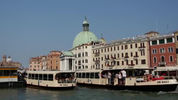 威尼斯San Simeone Piccolo前运河的渡船 — 图库视频影像