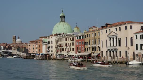 威尼斯San Simeone Piccolo附近大运河的水上出租车 — 图库视频影像