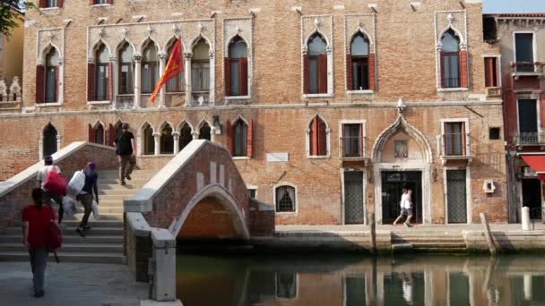 Menschen Gehen Über Eine Brücke Einem Kleinen Kanal Venedig Italien — Stockvideo