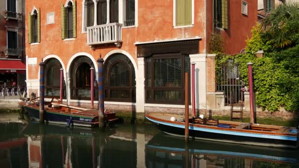 Barche Casa Riflessione Canale Venezia — Video Stock