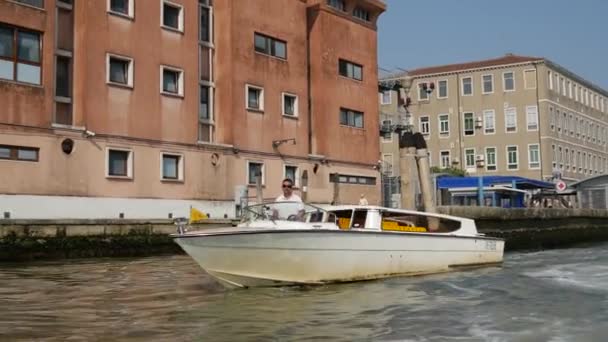 Táxi Aquático Estacionando Seu Barco — Vídeo de Stock