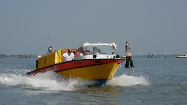 Ambulanceboot Venetië Italië — Stockvideo