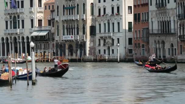 Góndolas Cerca Del Ponte Rialto Venecia Italia — Vídeo de stock