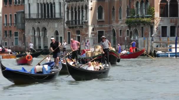 Cerca Gondolas Cerca Del Ponte Rialto Venecia Italia — Vídeo de stock