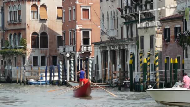 ヴェネツィアの水上タクシーでアジアの人々のグループイタリア — ストック動画