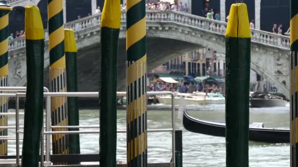 Желтые Зеленые Полюса Ponte Rialto Гондолы Заднем Плане Венеции Италия — стоковое видео