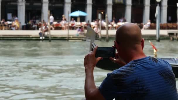 Muž Natáčení Jeho Samsung Gondola Benátkách Itálie — Stock video