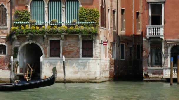 Gondel Voor Een Traditioneel Huis Venetië Italië — Stockvideo