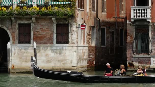 Gondola Před Tradičním Domem Benátkách Itálie — Stock video