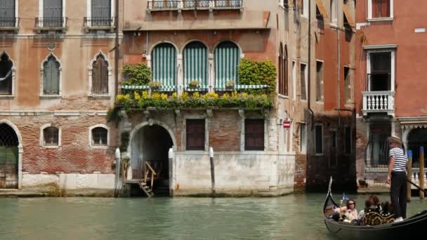 Góndola Frente Una Casa Tradicional Venecia Italia — Vídeos de Stock