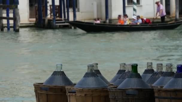 Vinflaskor Med Gondola Bakgrunden Venedig Italien — Stockvideo