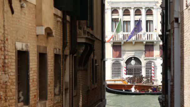 Gondola Passing Italian European Flag Venice Italy — Stock Video