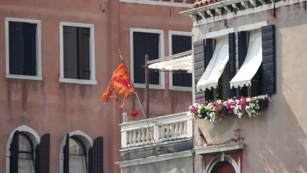 Bandeira Veneziana Uma Varanda Veneza Itália — Vídeo de Stock