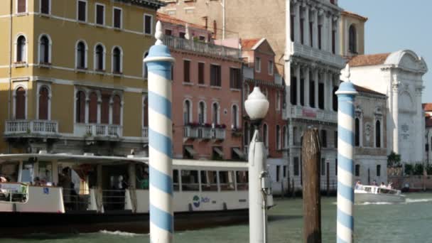 Postes Azules Con Ferry Pasando Por Fondo Venecia Italia — Vídeos de Stock