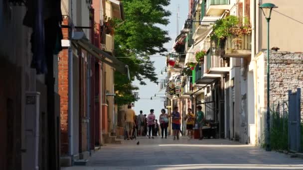 Talya Murano Venedik Caddesinde Yürüyen Yerel Halk — Stok video