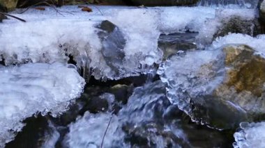 Makedonya 'nın Mavrovo Ulusal Parkı' ndaki buzlu küçük bir nehre yaklaş