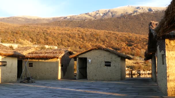 Huizen Aan Baai Van Beenderen Museum Macedonië — Stockvideo